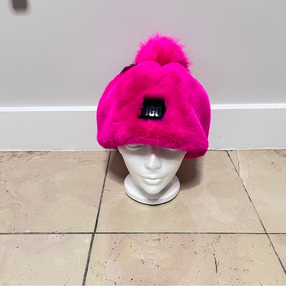 UGG Women’s Neon Pink Beanie with faux Fur Pom Pom ,One Size, NWT - Picture 1 of 11